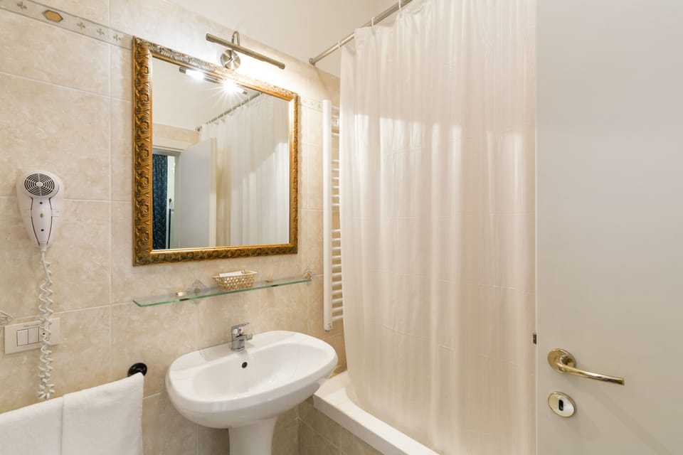 Romantic Double Room | Bathroom | Free toiletries, hair dryer, towels