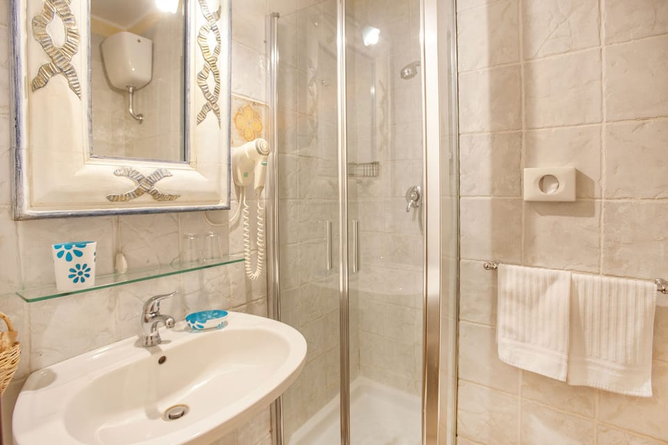 Classic Double Room, 1 Bedroom | Bathroom | Shower, free toiletries, hair dryer, bidet