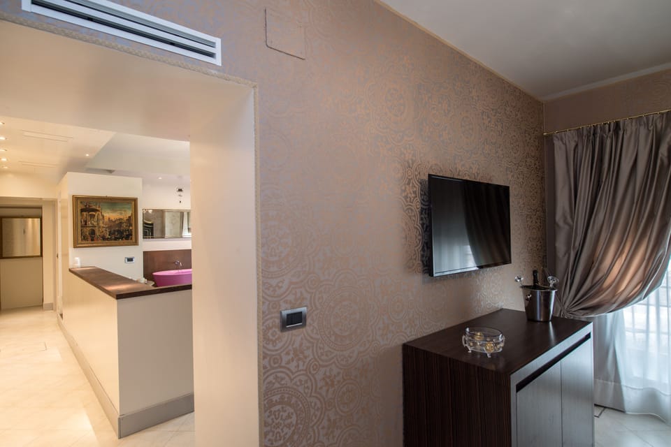 Junior Suite (Exclusive) | Down comforters, minibar, in-room safe, desk