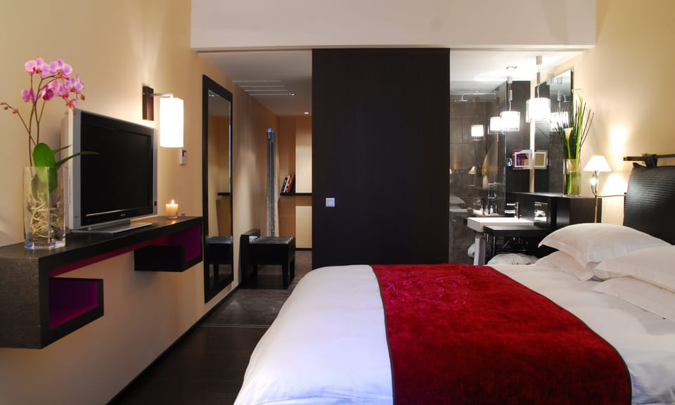 Deluxe Room, 1 King Bed | Frette Italian sheets, premium bedding, minibar, in-room safe