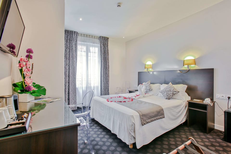 Comfort Double Room | In-room safe, desk, iron/ironing board, free WiFi