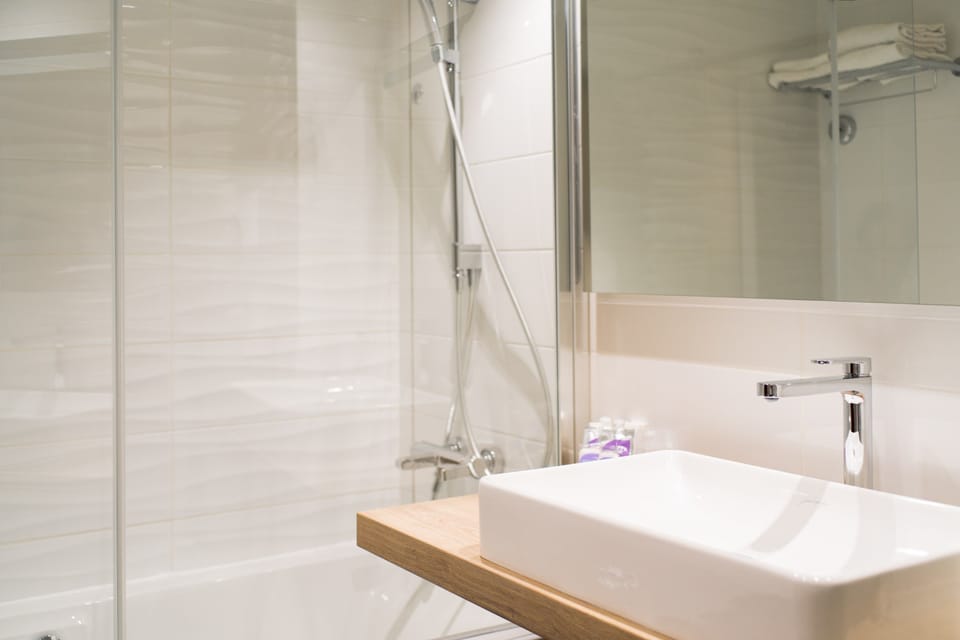 Deluxe Double Room, 1 Double Bed | Bathroom | Towels