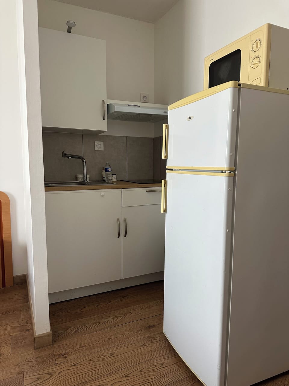 Twin Room (Chambre Twin kitchenette) | Private kitchen