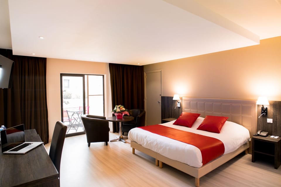 Deluxe Double Room, 1 Double Bed | Premium bedding, in-room safe, desk, soundproofing