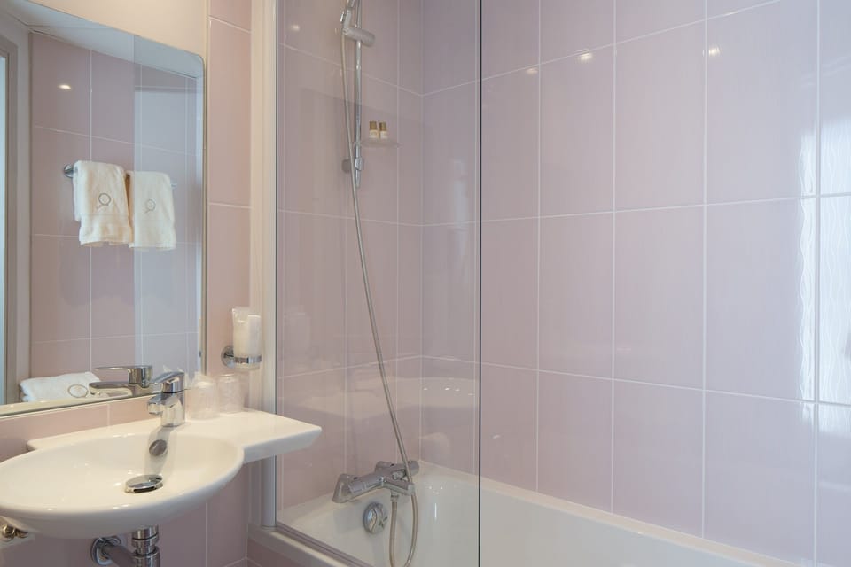 Superior Double Room | Bathroom | Free toiletries, hair dryer, towels