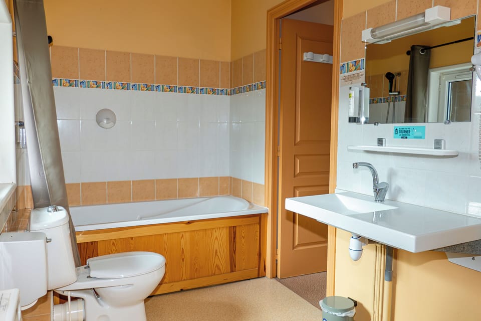 Standard Quadruple Room, 1 Bedroom, Private Bathroom | Bathroom | Free toiletries, hair dryer, towels
