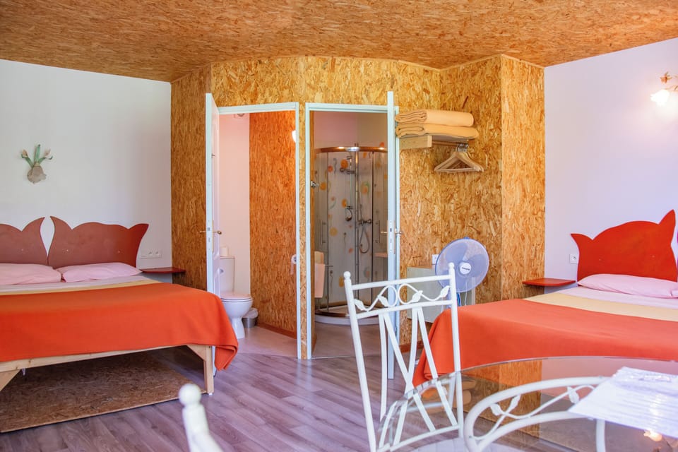 Chambre Quintuple dans le parc | Individually decorated, individually furnished, blackout drapes