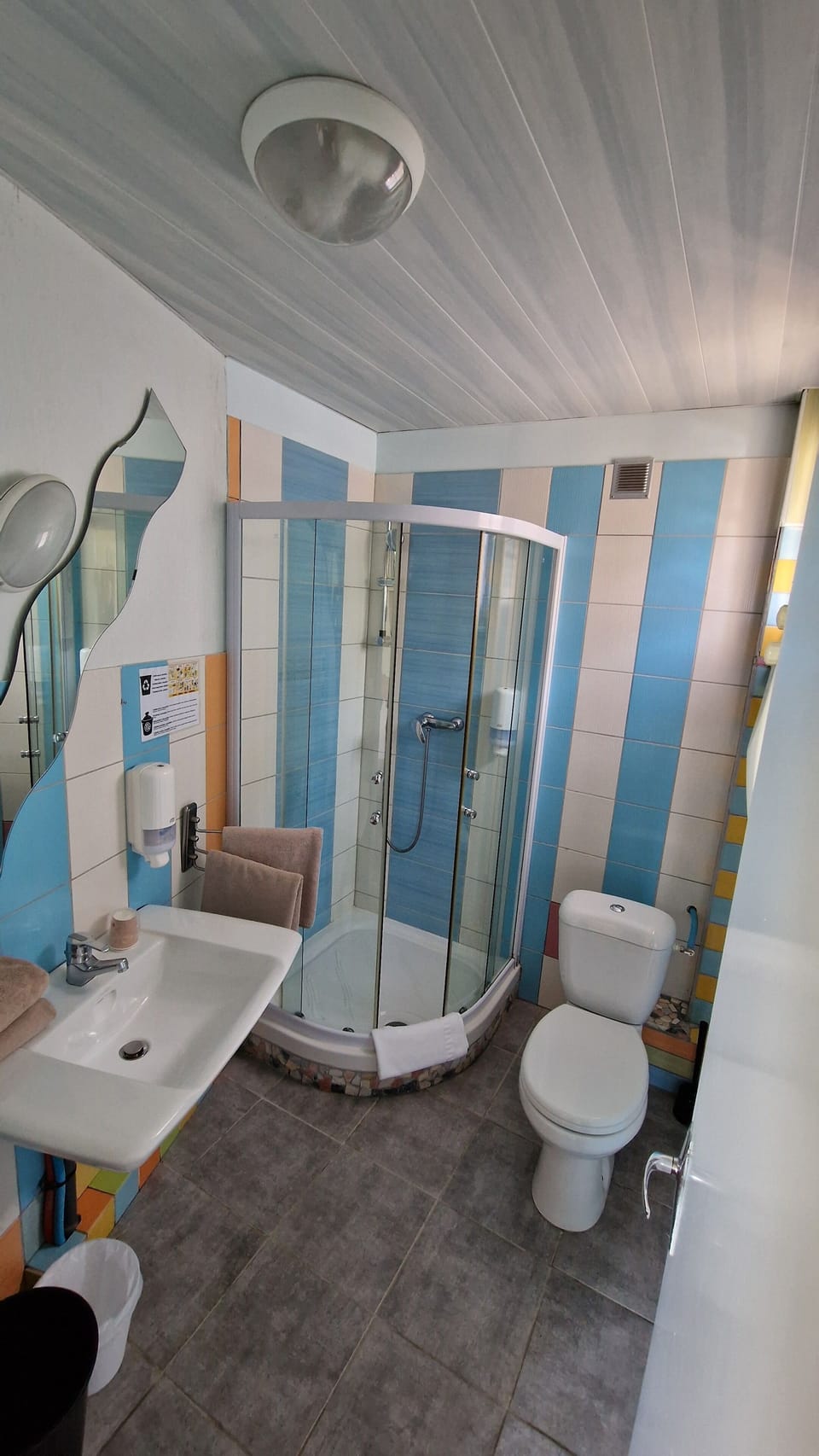 Chambre avec lits jumeaux, 2 lits une place, bord de rivière, rez-de-chaussée | Bathroom | Eco-friendly toiletries, hair dryer, towels, soap