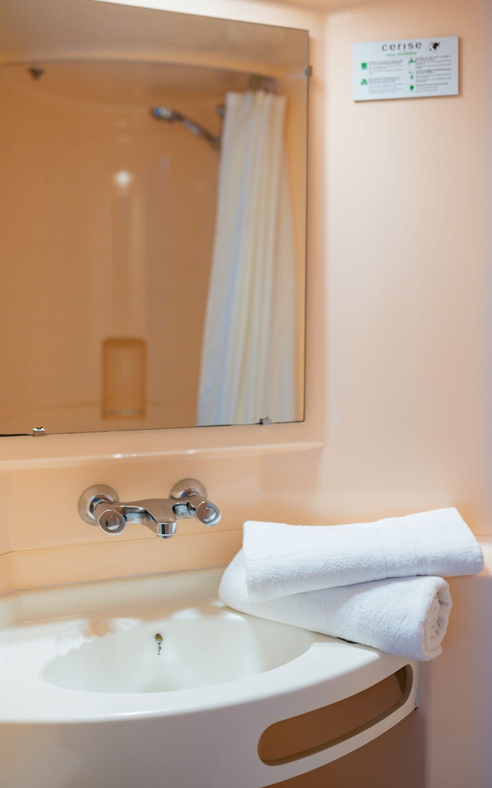 Shower, free toiletries, towels