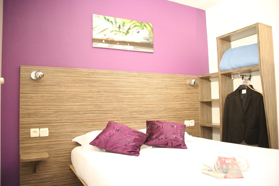 Simple Room | Individually furnished, desk, soundproofing, iron/ironing board