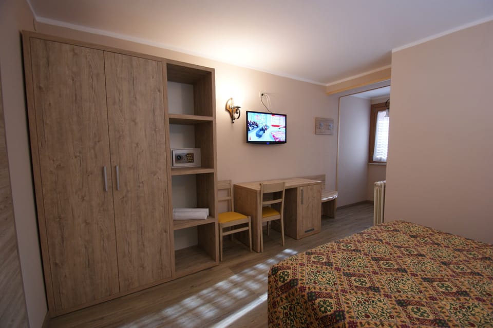 Superior Double or Twin Room, 1 Bedroom, Non Smoking | In-room safe, desk, WiFi (free)