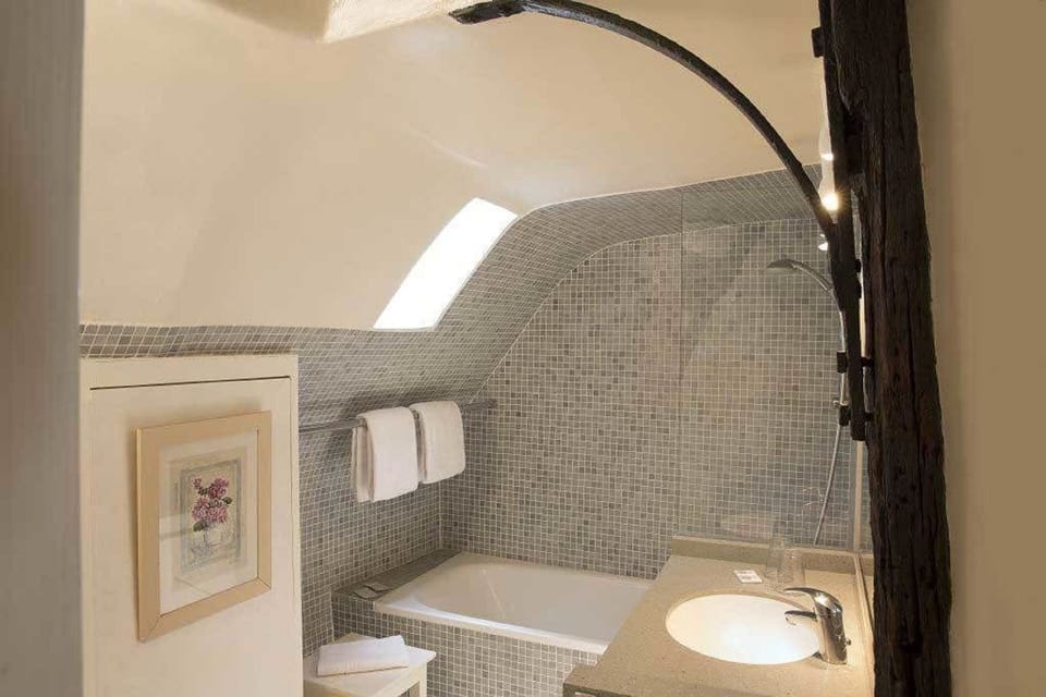 Superior Room | Bathroom | Free toiletries, hair dryer, towels