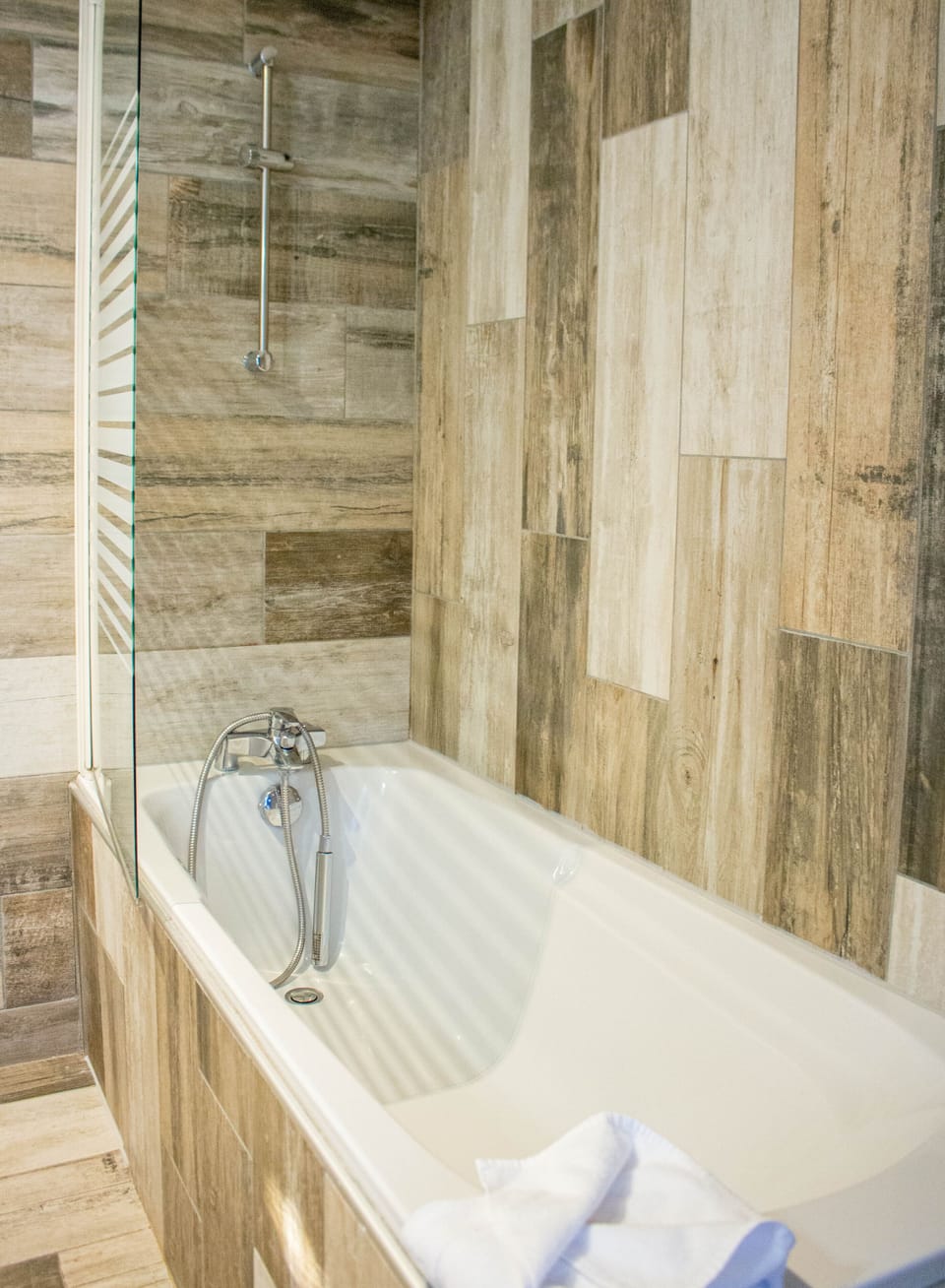 Superior Double Room | Bathroom | Free toiletries, hair dryer, towels