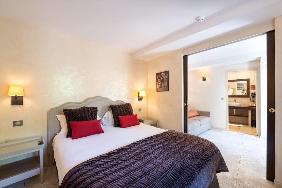 Deluxe Quadruple Room | 1 bedroom, premium bedding, minibar, in-room safe
