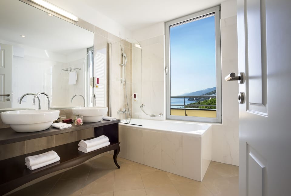 Suite | Bathroom | Free toiletries, hair dryer, slippers, towels