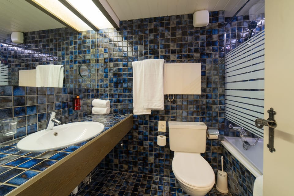 Double Room (Säntis) | Bathroom | Combined shower/tub, deep soaking tub, hair dryer, towels