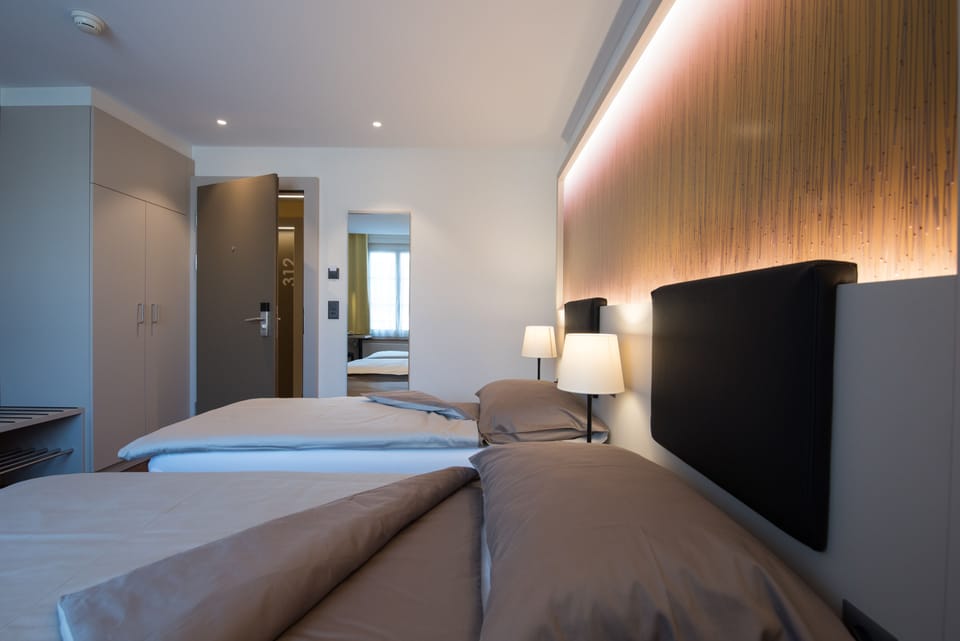 Economy Room | Premium bedding, in-room safe, desk, laptop workspace