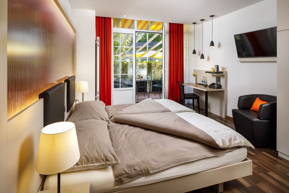 Standard Room | Premium bedding, in-room safe, desk, laptop workspace
