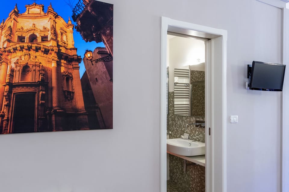 Luxury Suite (for 3 people San Matteo) | Bathroom | Shower, hydromassage showerhead, free toiletries, hair dryer