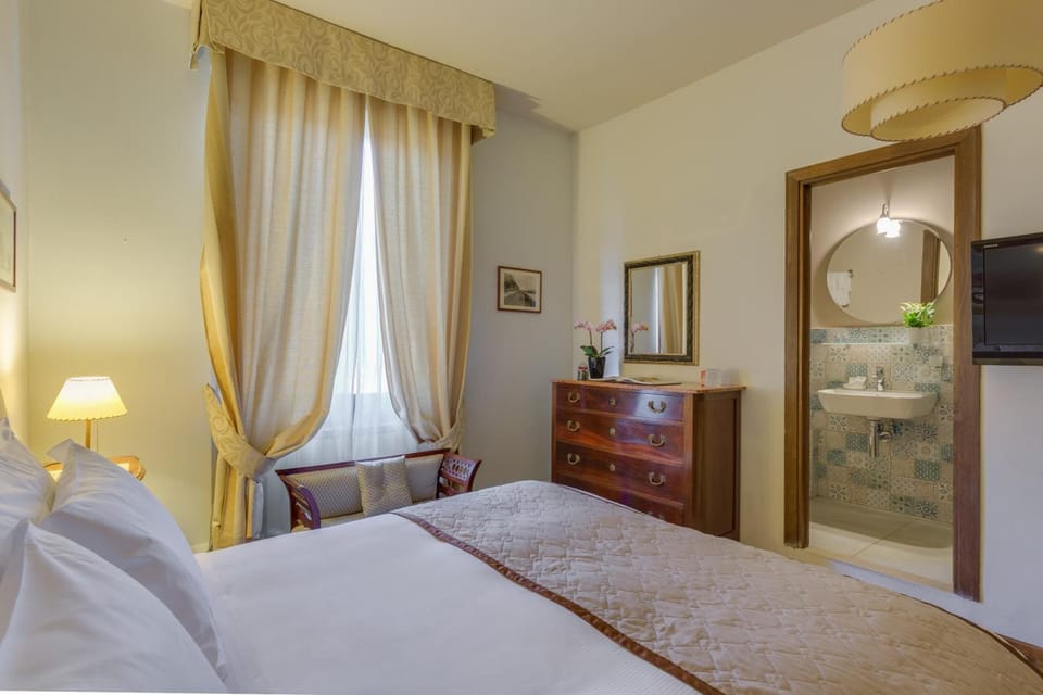 Down comforters, in-room safe, desk, blackout drapes