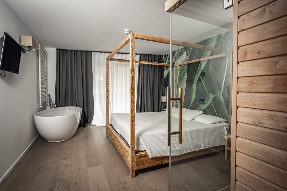Camera Deluxe with Sauna | Premium bedding, down comforters, pillowtop beds, minibar