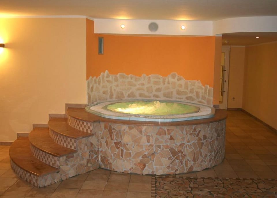 Indoor spa tub