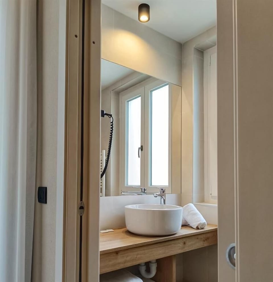 Family Triple Room, Balcony | Bathroom | Shower, hair dryer, bidet, towels