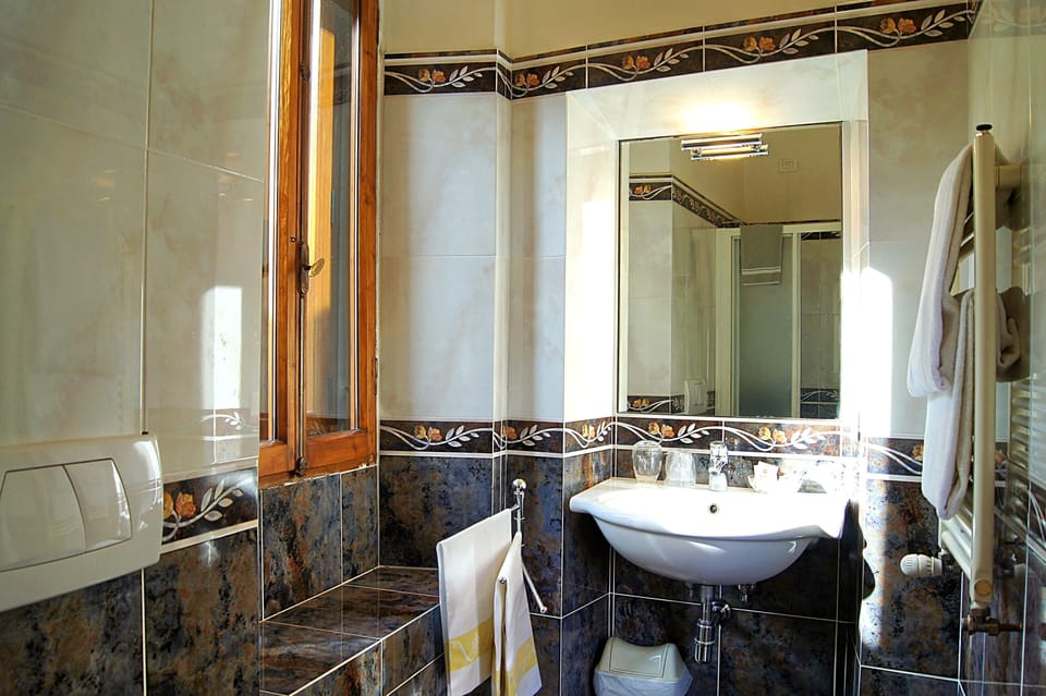Superior Double Room, City View | Bathroom | Free toiletries, hair dryer, bidet, towels
