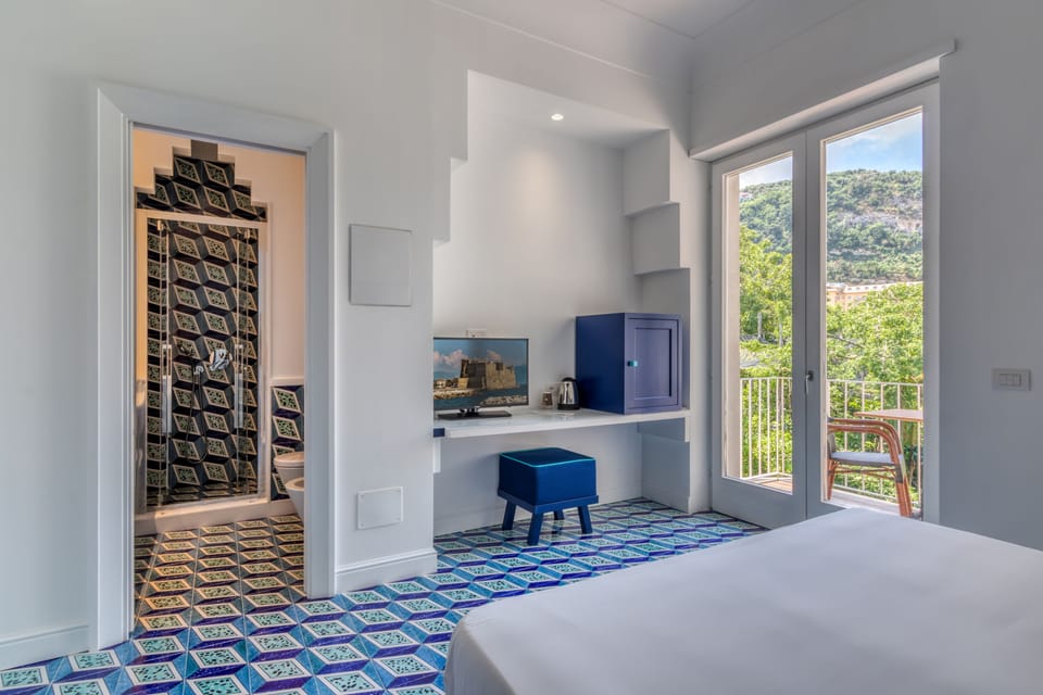 Double Room, Garden View | Minibar, in-room safe, desk, free WiFi