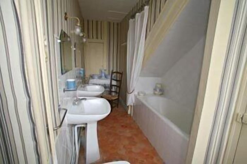 Standard Double Room (Jaune) | Bathroom | Towels, soap