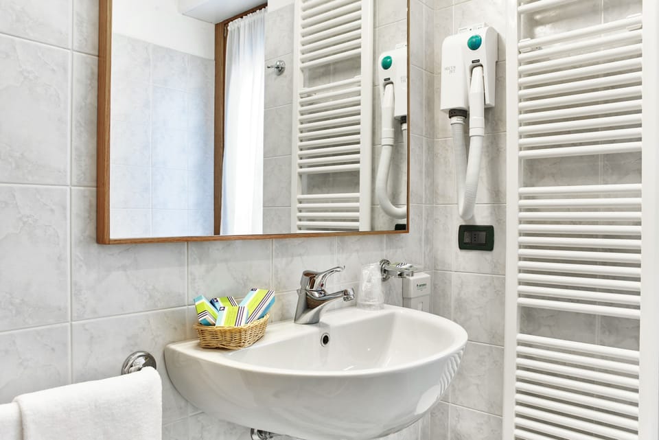 Shower, rainfall showerhead, free toiletries, hair dryer