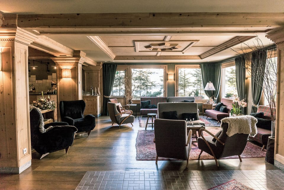 Lobby lounge