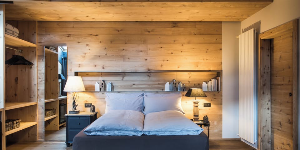 Family Suite | Minibar, in-room safe, individually decorated, individually furnished