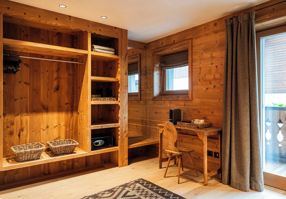 Superior Suite | Minibar, in-room safe, desk, WiFi (free)