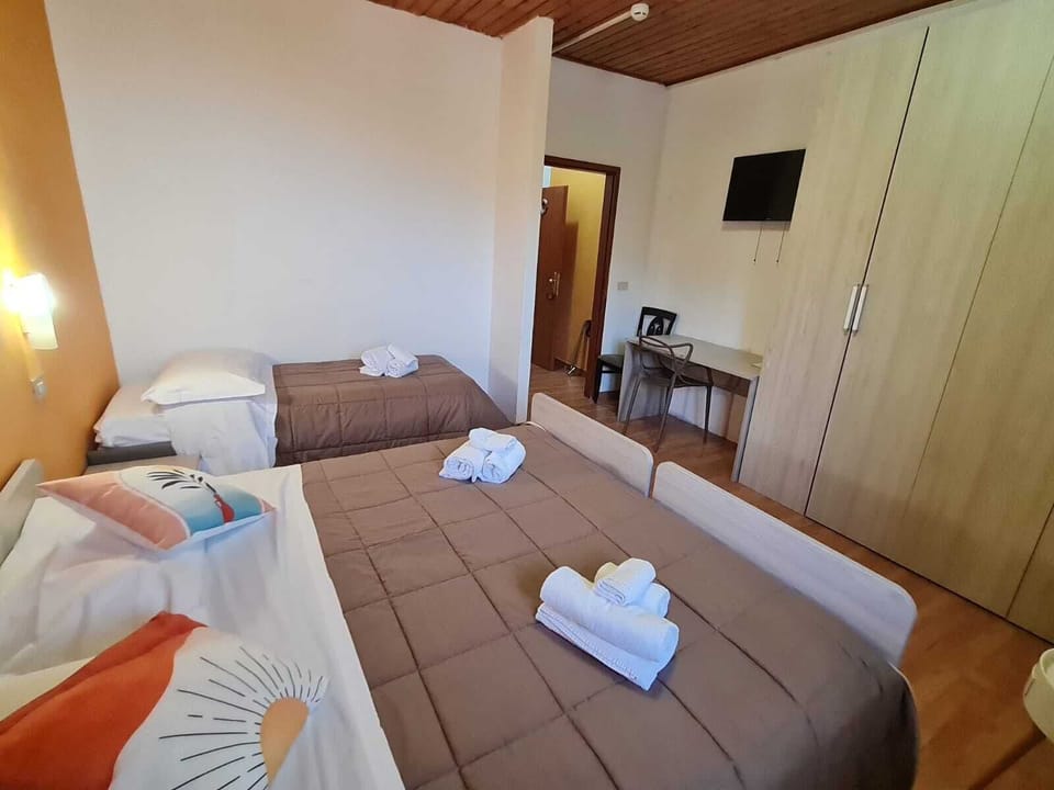 Quadrupla comfort | Desk, WiFi (free), bed sheets