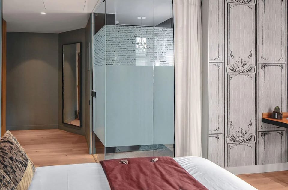Premium bedding, free minibar, in-room safe, desk