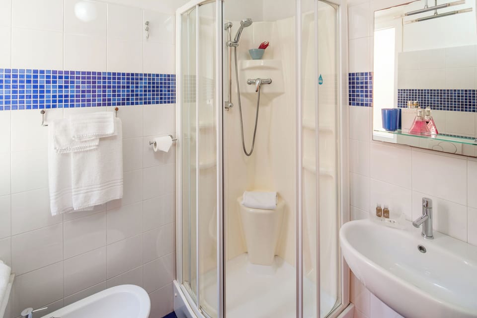 Triple Room | Bathroom | Shower, rainfall showerhead, hair dryer, towels