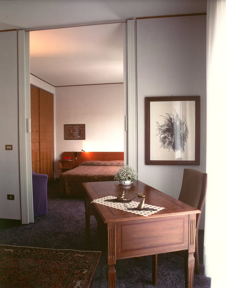 Suite, 1 Queen Bed, Non Smoking | Living room | 32-inch Smart TV with satellite channels