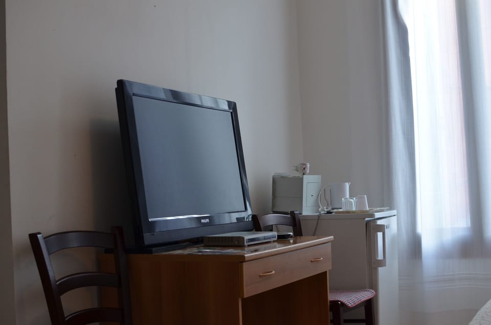 Triple Room | Minibar, in-room safe, desk, soundproofing