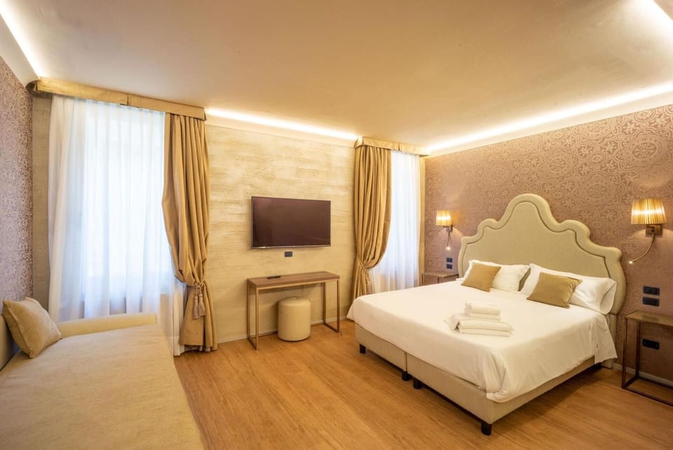 Desk, soundproofing, WiFi (free), bed sheets