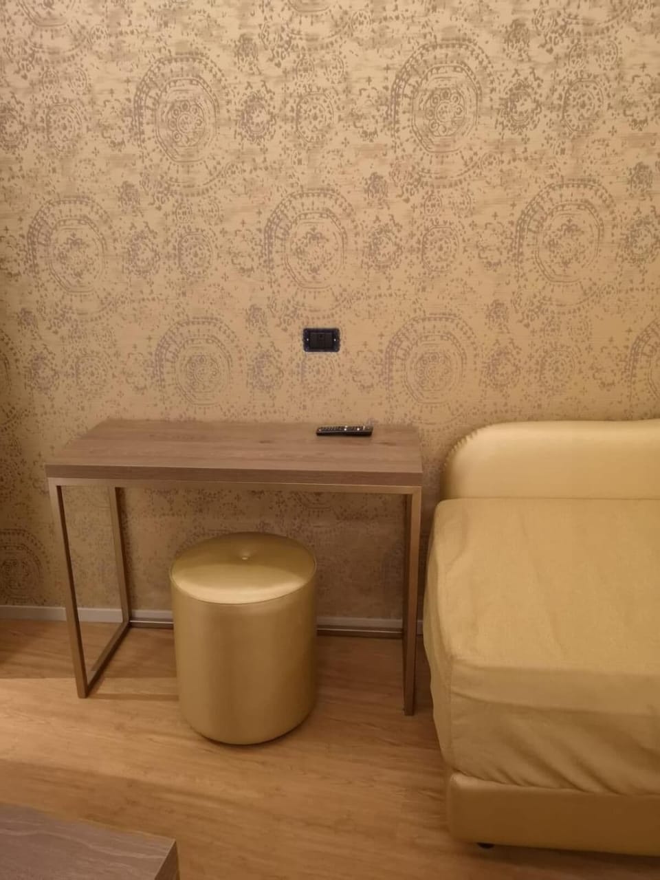 Desk, soundproofing, WiFi (free), bed sheets