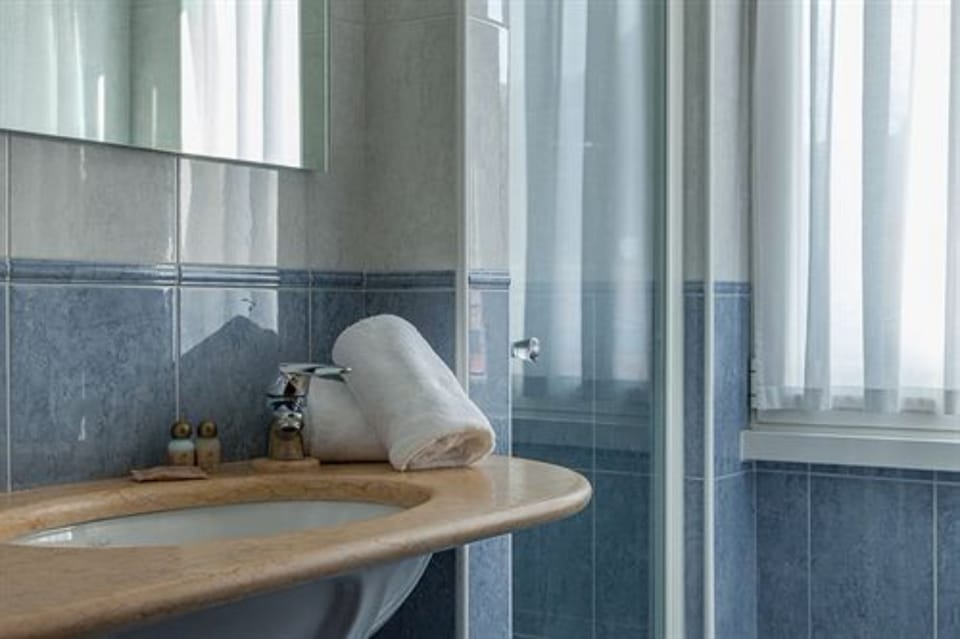 Shower, hair dryer, slippers, bidet