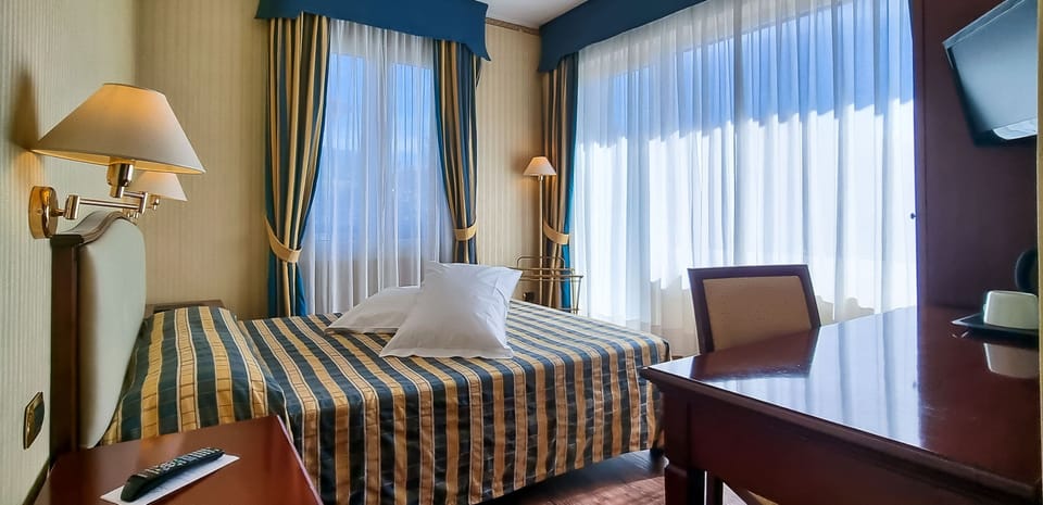 Double Room, 1 Large Twin Bed | Hypo-allergenic bedding, down comforters, in-room safe, desk