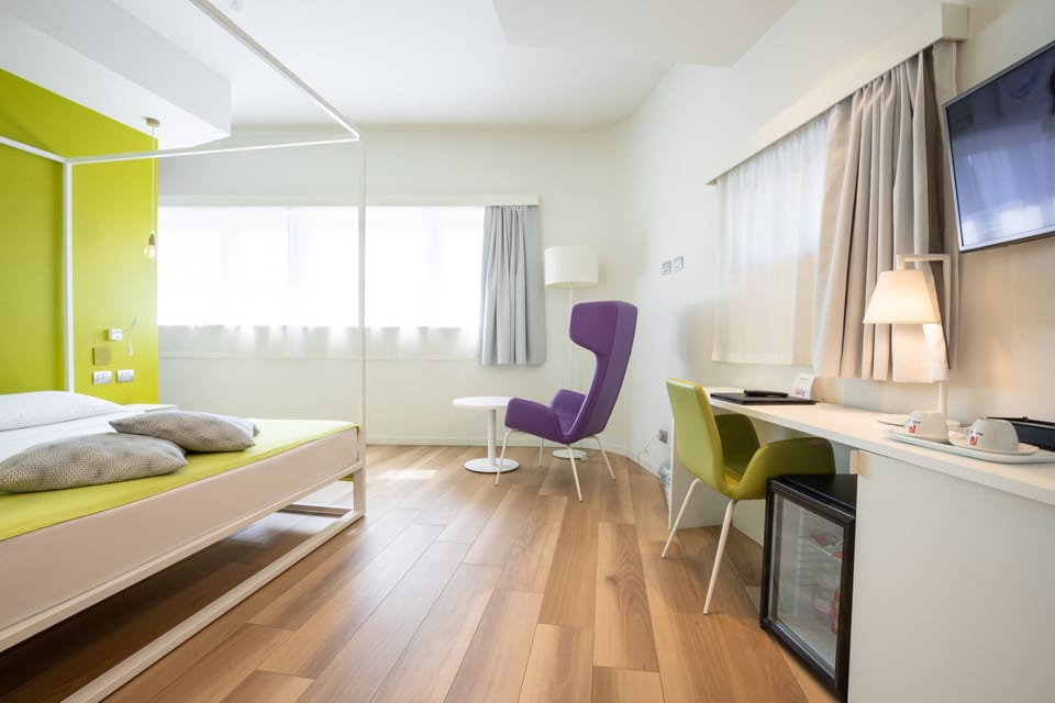 Junior Suite | Minibar, in-room safe, desk, blackout drapes