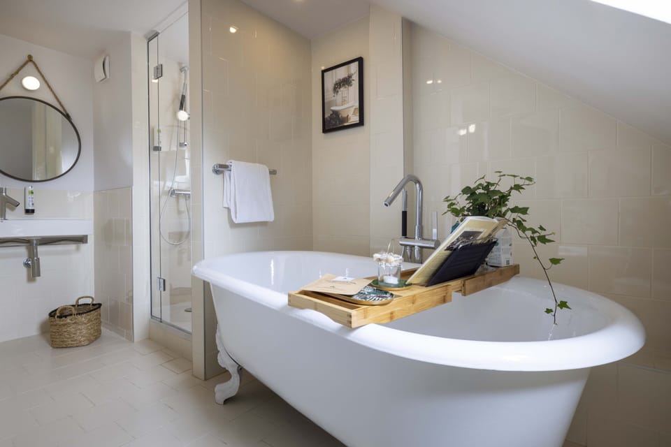 Deluxe Room (coin bureau) | Bathroom | Free toiletries, hair dryer, towels, soap