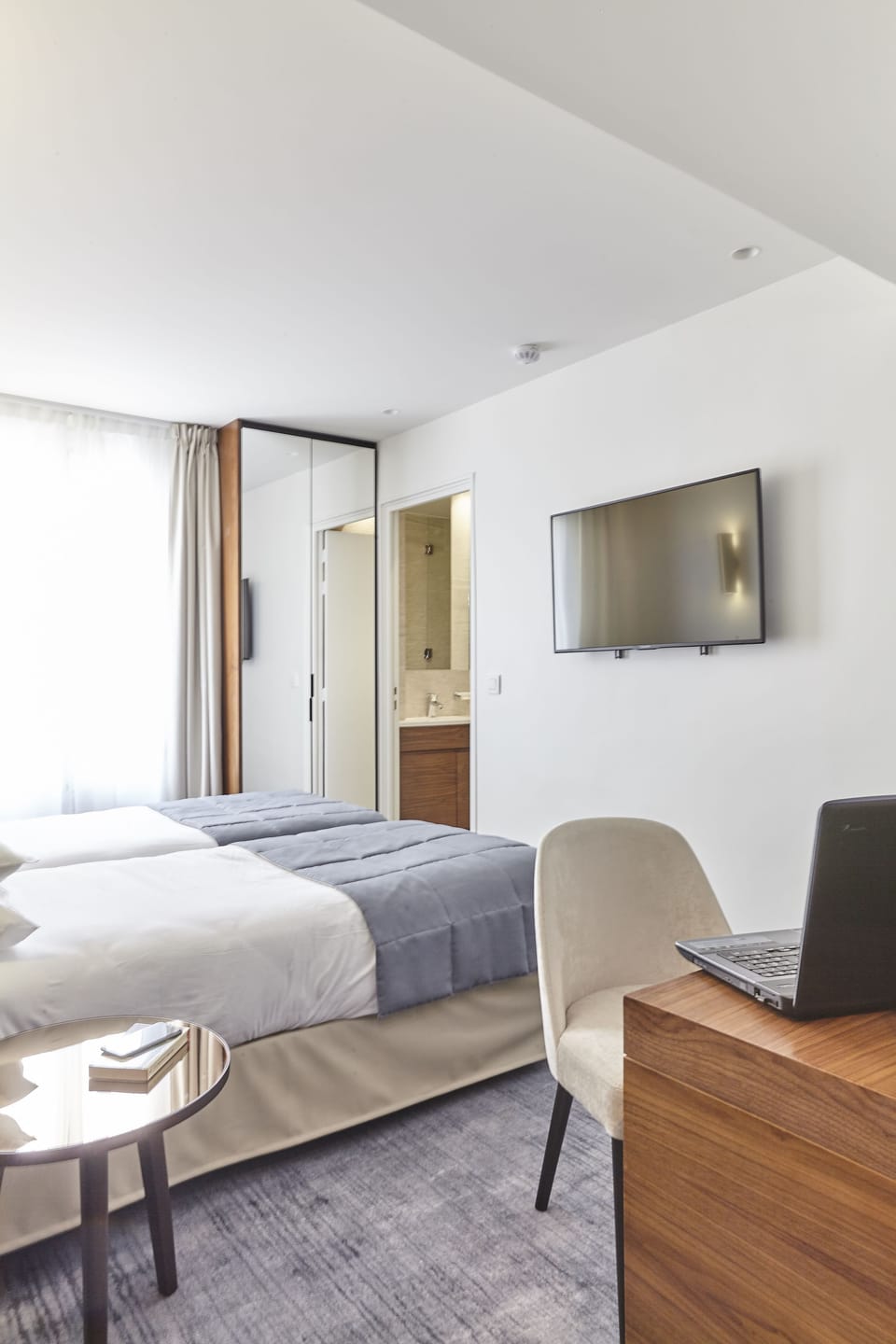 Twin Room | Minibar, in-room safe, soundproofing, iron/ironing board