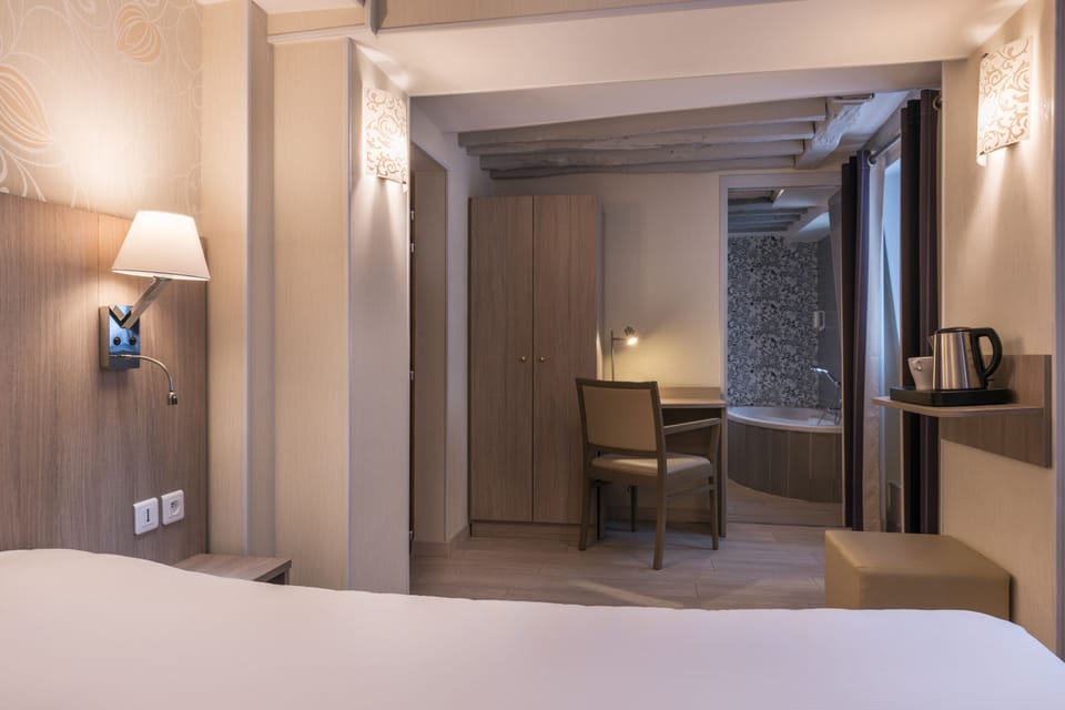 In-room safe, soundproofing, free WiFi, bed sheets