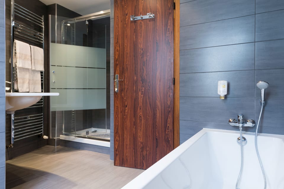 Standard Twin Room, 2 Twin Beds | Bathroom | Hair dryer, towels