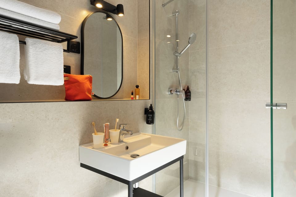Double Room | Bathroom | Hair dryer, towels, soap, shampoo