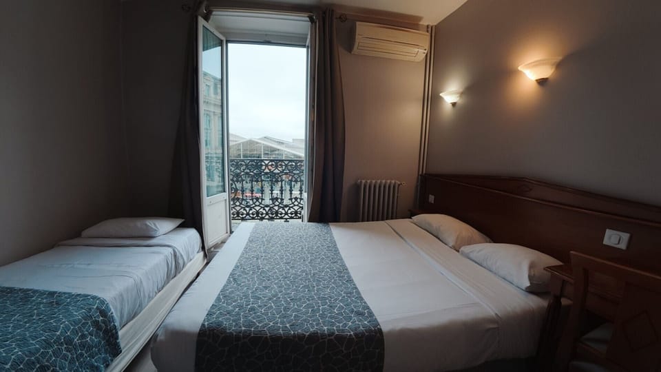 Triple Room | In-room safe, desk, blackout drapes, soundproofing